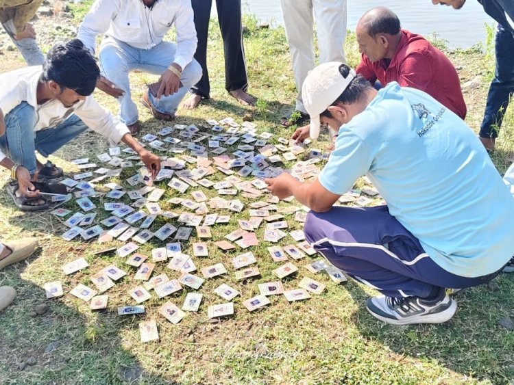 महेश्वर में नर्मदा घाट पर बड़ी संख्या में मिले वोटर ID कार्ड, कांग्रेस ने उठाए सवाल
