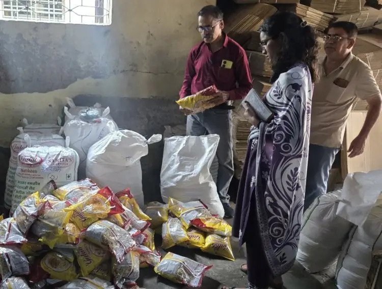 दीपावली से पहले नर्मदापुरम में खाद्य प्रतिष्ठानों का निरीक्षण, मावा-मिठाई और नमकीन के नमूने जांच के लिए भेजे